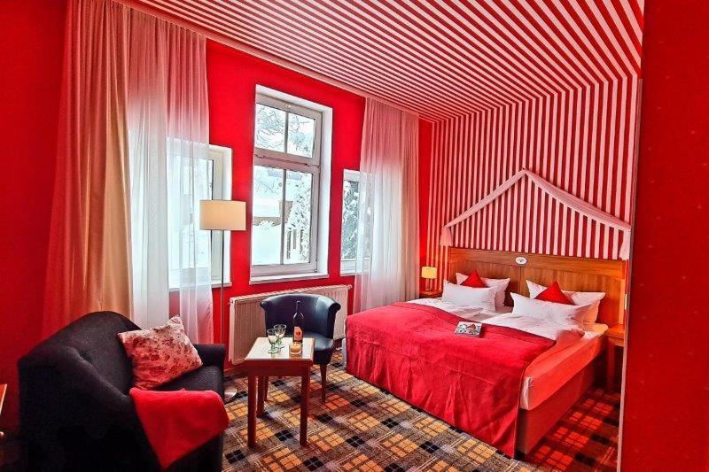 Hotel Schieferhof - Glaslust ノイウハウス・アム・レンヴェーク エクステリア 写真