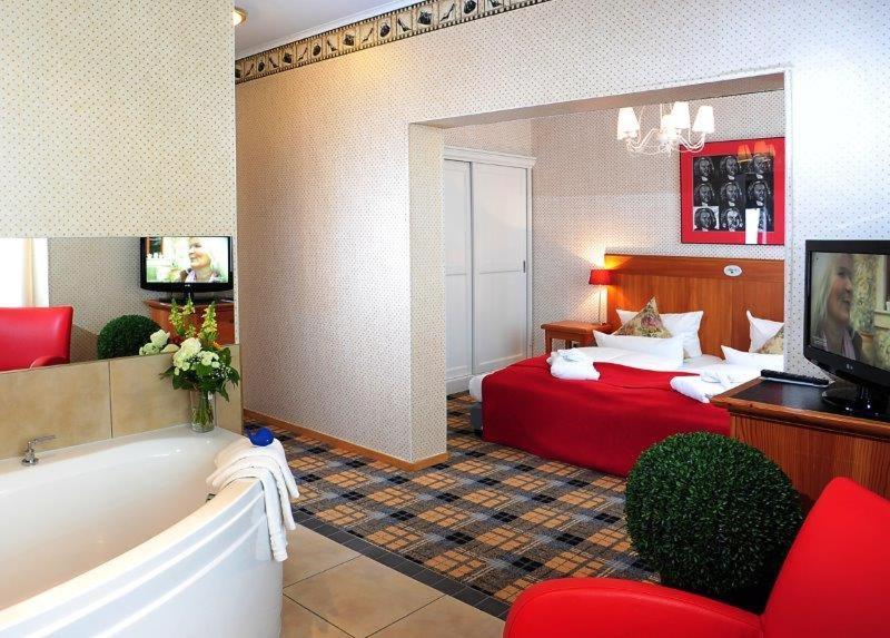 Hotel Schieferhof - Glaslust ノイウハウス・アム・レンヴェーク エクステリア 写真