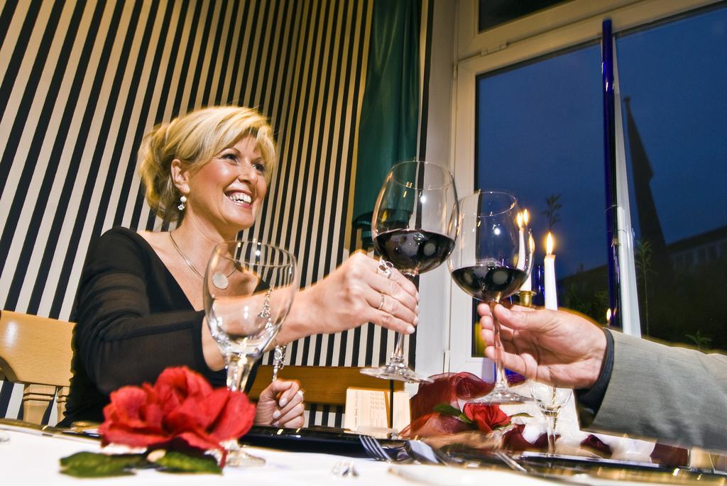 Hotel Schieferhof - Glaslust ノイウハウス・アム・レンヴェーク エクステリア 写真
