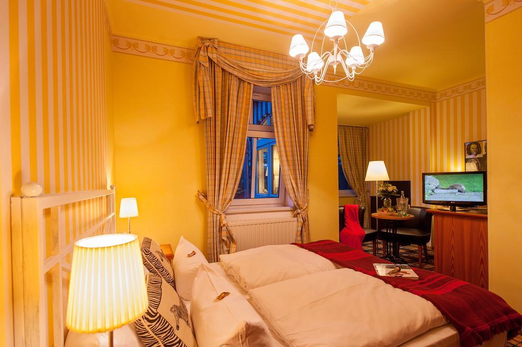 Hotel Schieferhof - Glaslust ノイウハウス・アム・レンヴェーク エクステリア 写真