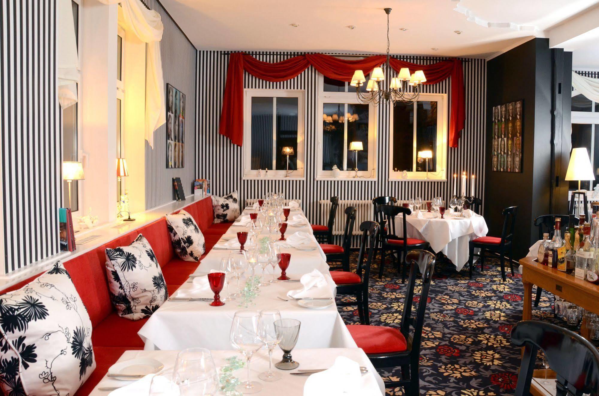 Hotel Schieferhof - Glaslust ノイウハウス・アム・レンヴェーク エクステリア 写真