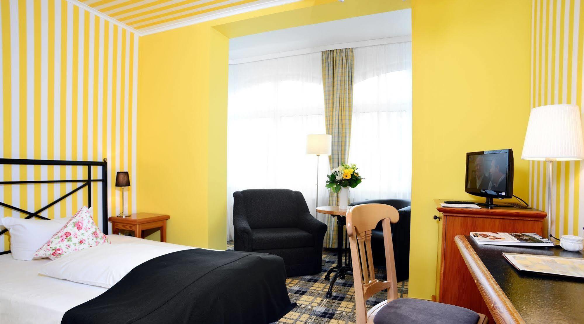 Hotel Schieferhof - Glaslust ノイウハウス・アム・レンヴェーク エクステリア 写真
