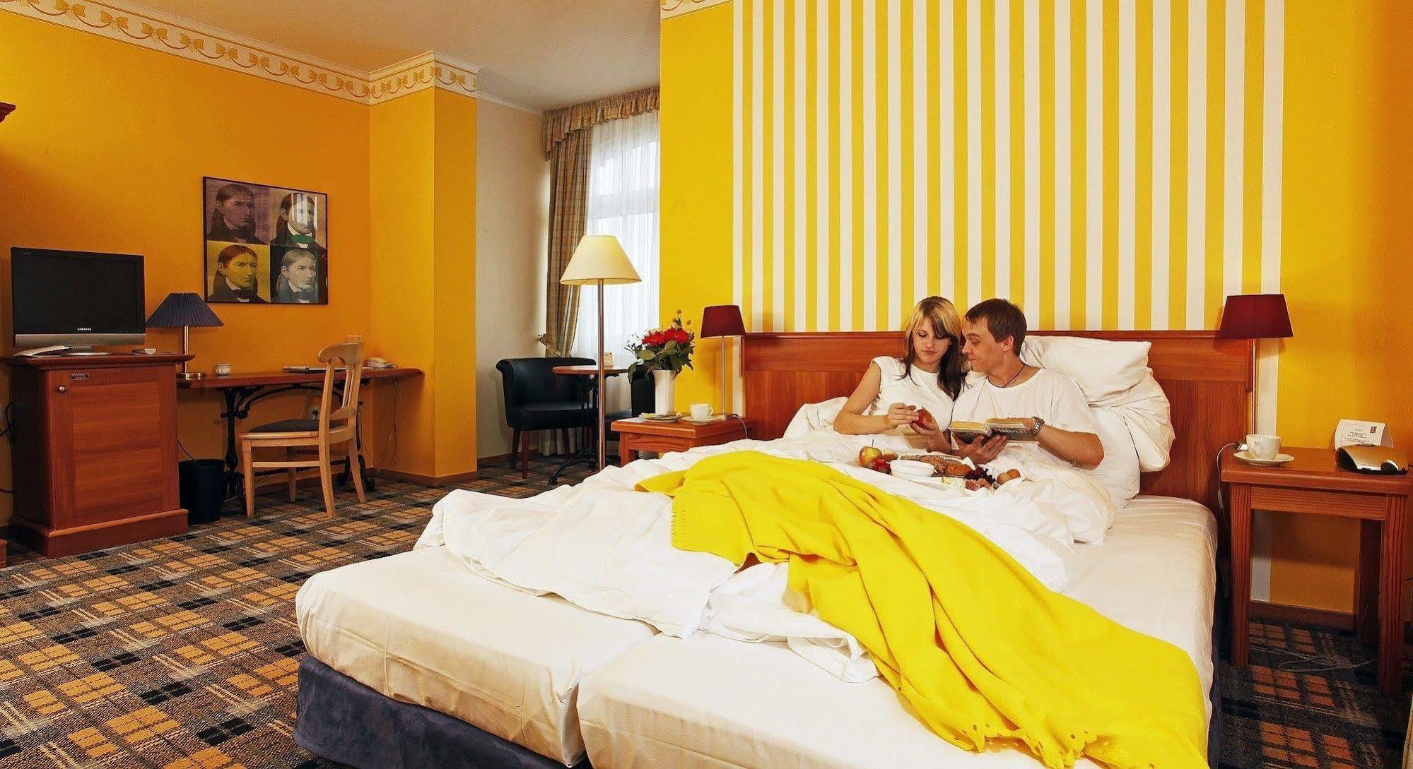 Hotel Schieferhof - Glaslust ノイウハウス・アム・レンヴェーク エクステリア 写真